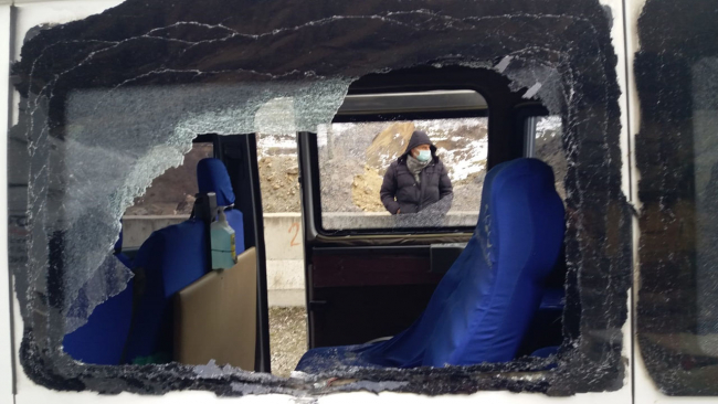 Minibüsün üzerine kaya düştü: 2 yaralı